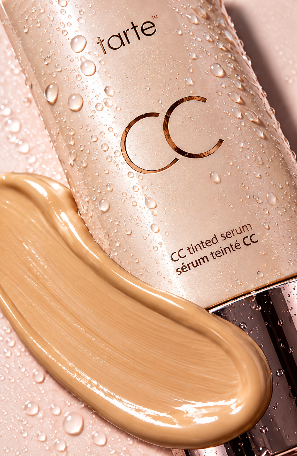 Close-up of CC tinted serum and its luminous texture